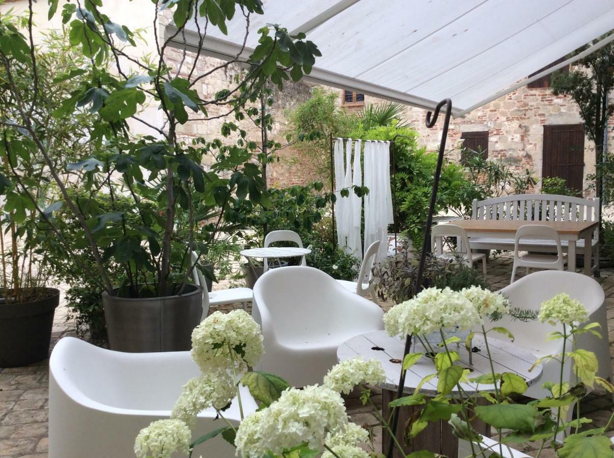 La Maison Sur La Place Penne-d'Agenais ภายนอก รูปภาพ